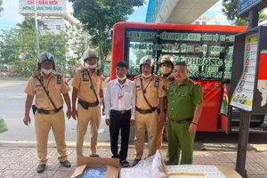 1 xe buýt nghi chuyển thuốc lá lậu 