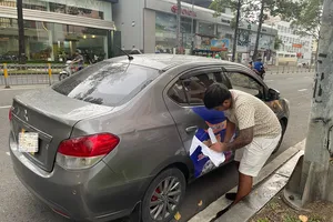 CSGT TP.HCM xử phạt nhiều ô tô dán quảng cáo cho vay, tín dụng đen 