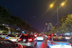 TP.HCM: Va chạm giao thông, đường Phạm Văn Đồng kẹt cứng