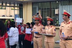 Thí sinh thi tốt nghiệp THPT bất ngờ được CSGT tặng nước suối, bút viết... 