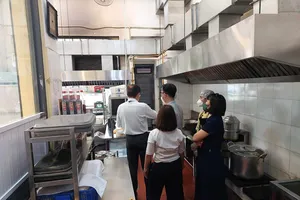 Bình Thạnh: Lập đoàn kiểm tra quán bún đậu bị phản ánh có dòi