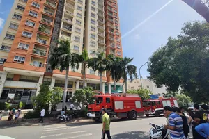 Cháy căn hộ chung cư ở quận 8, hàng chục người tháo chạy 