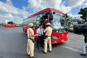 Bị phạt tiền, tạm giữ ô tô, tài xế khai 'có uống 2, 3 ly hôm trước'