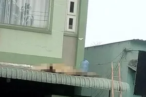 Người đàn ông tử vong trên mái nhà nghi bị điện giật ở Bình Thạnh 