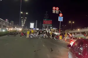 CSGT vây bắt nhóm 40 người tụ tập đua xe trên cầu Sài Gòn