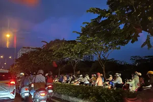 TP.HCM: Hàng trăm người đội mưa trên đường Phạm Văn Đồng vì kẹt xe 