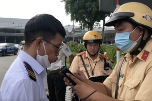 CSGT kiểm tra nồng độ cồn, ma tuý tài xế ở sân bay Tân Sơn Nhất 