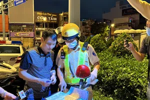 Khi bị CSGT phát hiện nồng độ cồn cao, đương sự nói do ăn 2 kg vải 