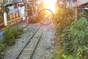 Camera ghi cảnh người đàn ông lao ra đường ray khi tàu đến