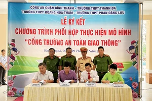 Bình Thạnh: Công an, nhà trường kết hợp xây dựng ‘Cổng trường an toàn giao thông’ 