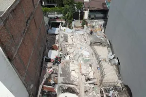 Vụ sập nhà 4 tầng ở Bình Thạnh: Nhà bên cạnh cũng đang nghiêng