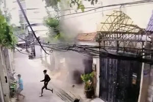 Camera ghi cảnh nhà 4 tầng đổ sập ở Bình Thạnh 