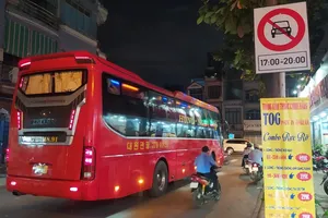 Phớt lờ biển báo, ô tô, xe khách ngang nhiên đi vào đường cấm 