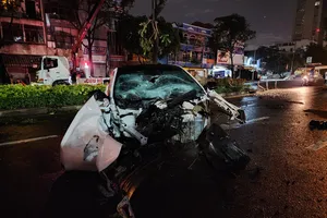 Chiếc ô tô vỡ nát phần đầu, đôi nam nữ ngồi trong xe chấn thương nặng, mắc kẹt bên trong.