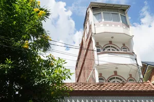 Sau khi nhà 4 tầng ở Bình Thạnh bị sập, nhà bên cạnh đang nghiêng 