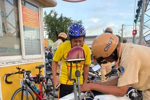 CSGT TP.HCM phạt hàng loạt người đạp xe thể thao đi vào làn ô tô