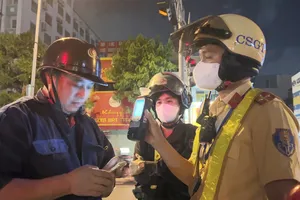 Bị CSGT phạt nồng độ cồn, người đàn ông mếu khóc: 'Hơi thở tôi mạnh hơn người thường'