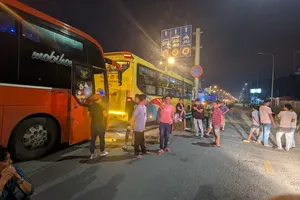 CSGT TP.HCM phát hiện xe khách chở gấp 10 lần danh sách hành khách