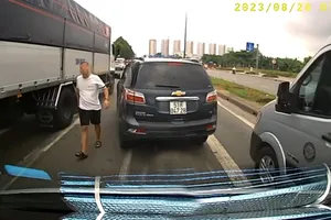 CSGT xử phạt tài xế chặn đầu xe chở học sinh, đòi đánh nhau trên đường Mai Chí Thọ