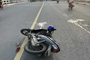 1 phụ nữ 68 tuổi bị tông khi đi bộ sang đường 