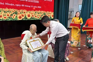 Phú Nhuận: Trao Huy hiệu Đảng cho 74 đảng viên cao tuổi Đảng