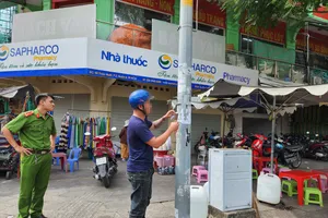 Dán quảng cáo lấy công 100.000 đồng mỗi ngày, bị phạt 1,5 triệu đồng