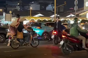 Phạt nhóm quay clip thanh niên ngồi ngược trên xe máy đang chạy ở quận 1