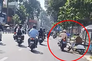 TP.HCM: Xác minh đoạn clip CSGT đạp ngã người dân xuống đường