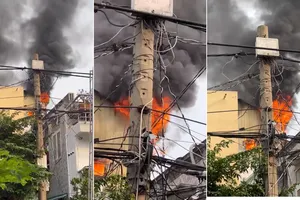 TP.HCM: Cứu 2 người kẹt trong căn nhà đang cháy