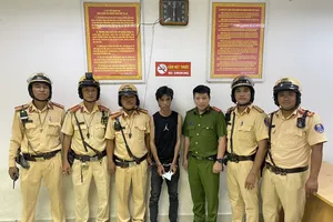 CSGT TP.HCM vây bắt kẻ trốn truy nã trên xe khách