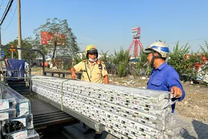 Người chở hàng cồng kềnh: Biết là vi phạm nhưng vẫn chở vì mưu sinh