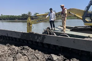 Đang nạo vét sông lấy đất đi bán thì bị Cảnh sát đường thủy bắt quả tang