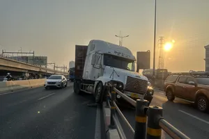 Tai nạn trên cầu Sài Gòn, ùn tắc kéo dài