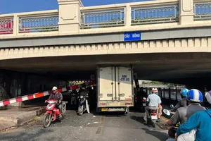 Tông gãy thanh giới hạn chiều cao, xe tải lại kẹt dưới gầm Cầu Bông