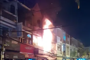 Điều tra vụ cháy nhà vào nửa đêm ở quận 8