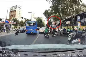 Camera ghi cảnh xe buýt lấn làn ở trung tâm TP.HCM