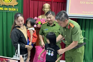 Tung hơn 200 cảnh sát truy tìm 2 cháu bé mất tích ở phố đi bộ Nguyễn Huệ