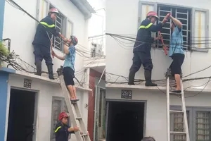 Bình Thạnh: Nghi người tâm thần đốt nhà rồi cố thủ