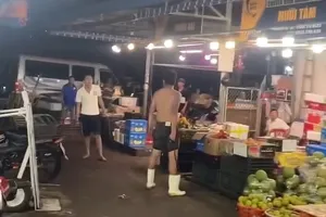 2 người cầm hung khí lao vào nhau giữa chợ Bình Điền