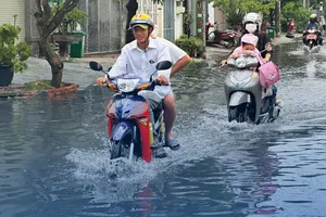 Lạ lùng khu dân cư bịt miệng cống, mưa ngập liên tục