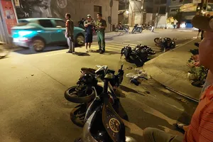 Nữ tài xế taxi điện lái xe tông hàng loạt xe máy ở quận 10