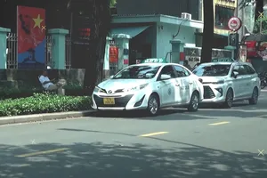 'Nạn tài xế taxi tráo tiền ở TP.HCM': Chủ xe và Hợp tác xã có 'ràng buộc' khi kinh doanh taxi?