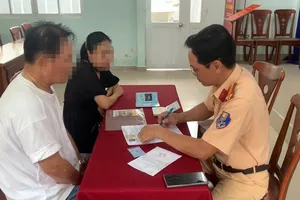 Chạy ô tô vào làn xe máy trên cầu Phú Mỹ, tài xế bị phạt