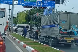 Phạt tài xế xe tải cầm tuýp sắt ‘nói chuyện’ với tài xế ô tô con vì không nhường đường