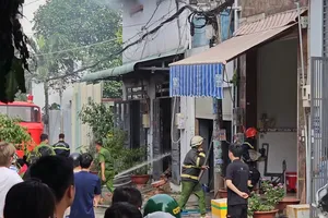 Cháy kho vải ở Bình Tân, nhiều người tháo chạy