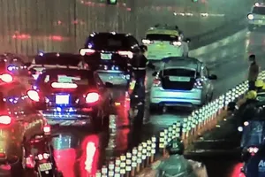 Cháy ô tô trong hầm Thủ Thiêm, kẹt xe kéo dài