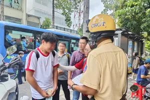 TP.HCM: Điều khiển xe máy khi chưa đủ tuổi, nam sinh bật khóc khi bị CSGT xử phạt