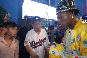 Nam streamer IshowSpeed người Mỹ bị 'chặt chém' ở phố đi bộ Nguyễn Huệ