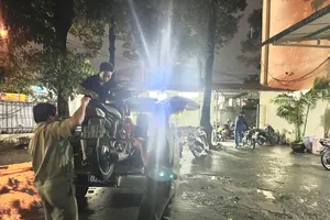 Mời làm việc 4 thanh thiếu niên lạng lách, bốc đầu xe máy trên đường Phạm Văn Đồng