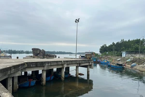 Cảng cá sông Trà Bồng đầu tư gần 185 tỉ rồi 'trùm mền' vì không đủ độ sâu